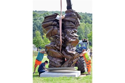 Für Tony Craggs Bronzeplastik „Stack“ musste im Kurpark von Bad Schlema ein Fundament gegossen werden.