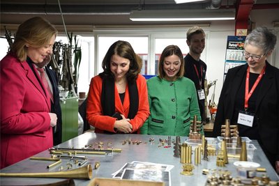 Mit Bundestagspräsidentin Bärbel Bas (links) besuchte Yvonne Magwas (Mitte) Musikinstrumentenmacher in Markneukirchen.