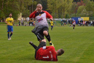Zu selten konnten die Zschopauer die Dittmannsdorfer Defensive aus der Reserve locken. Hier ist Philipp Schubert rechtzeitig vor Zschopaus Fitim Shehu am Ball.