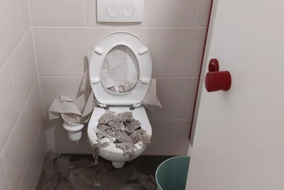 Aufgrund von Vandalismus war das WC am Rittergut zeitweise nicht nutzbar.