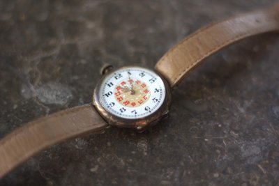 Diese Uhr aus den Jahren 1900 bis 1920 war ursprünglich eine Taschenuhr, erst später kam das Armband hinzu.