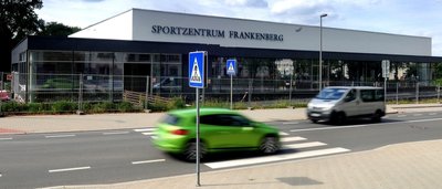 Mit viel Glas präsentiert sich das neue Sportzentrum Frankenberg gegenüber dem Bildungszentrum an der Max-Kästner-Straße.