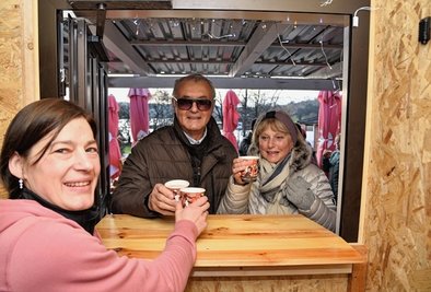 Kathrin Thumser (links) hat den Imbiss an der Talsperre Pirk bei schönem Wetter an den Wochenenden in den Wintermonaten geöffnet. 