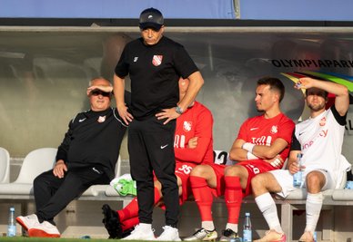 Ist auch in der kommenden Saison Drittliga-Trainer: Havelses Samir Ferchichi (2.v.l). (Archivbild) 