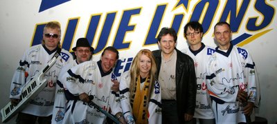 Great Jokers-Sänger Oliver Meier (3. von links) und die Musiker von Hella Donna bei der Premiere der Hymne für den Leipziger Eishockey-Club Blue Lions. 