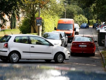Eine Hauptverkehrsstraße? Nein, die Dr.-Kurt-Fischer-Straße ist normalerweise eine ruhige Wohngegend.