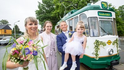 Fahrt ins Glück: Die Försters mit Braut Astrid, Tochter Marleen, Bräutigam Andreas und dem jüngsten Familienmitglied Elena genossen am Freitag ihrer Freifahrt in der Bier-Elektrischen. 