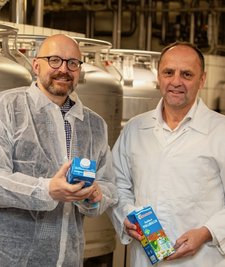 Vogtlandmilch-Chef Steffen Dünger (rechts) freut sich über 13,8 Millionen Euro Fördermittel vom Freistaat Sachsen für die Erweiterung des Betriebshofs. Staatssekretär Thomas Kralinski überbrachte den Bescheid. 
