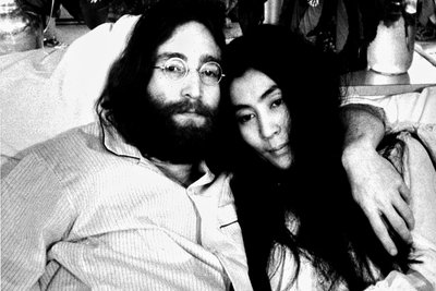 John Lennon (hier mit seiner Frau Yoko Ono im Jahr 1968) schrieb das Liebeslied „Julia“.