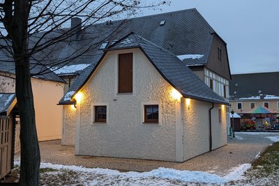 Im Vordergrund: die öffentliche Toilette des Ritterguts. Im Hintergrund: der am Freitag startende Weihnachtsmarkt.