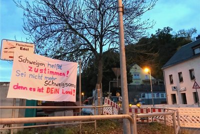 An manchen Stellen von Einsiedel sind Plakate aufgespannt. Foto: Susanne Kiwitter