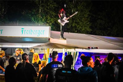 Bassist Stanislaw Czywill auf dem Bierwagen während des Auftritts seiner Band Ghøstkid.