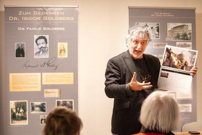 Der jüdische Autor und Musiker Alexander Jacobowitz referierte zur Ausstellungseröffnung über die Synagogen in Deutschland und präsentierte sein Buch „100+ Synagogen in Deutschland“.