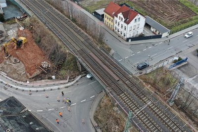 Die Eisenbahnbrücke im Bereich Breitscheid- und Amselstraße muss abgerissen und durch eine neue ersetzt werden. Dazu laufen die vorbereitenden Arbeiten. Das führt zu Verkehrsbehinderungen.