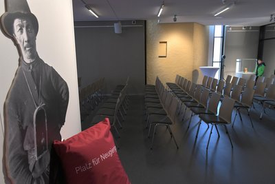 Der Veranstaltungsraum im Obergeschoss. Der gelbe Putz gehört zur Außenwand des Nachbarhauses.