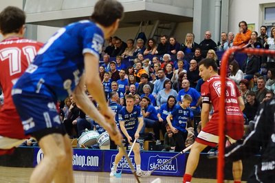 Vor knapp 530 Zuschauern in der Schloßteichhalle legten die Floor Fighters einen Blitzstart hin und führten schnell mit 3:0.