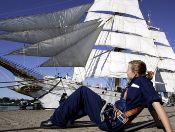 Tanja Merkl vor Schiff