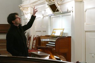 360-Grad-Klangwelt: So weit ist das einzigartige Augustusburger Orgelprojekt vorangeschritten - Neben der bereits existierenden Orgel stellte Pascal Kaufmann den Gästen in Augustusburg auch seine Zukunftspläne vor.