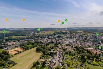 360 Grad: Tausende blicken in Lengenfelds neues Schaufenster - Anflug auf Lengenfeld. Beim Klick auf die Punkte gibt's weitere Bilder und Informationen - und das alles im 360-Grad-Modus. Bald gibt es weitere Punkte, auch zu den Ortsteilen.