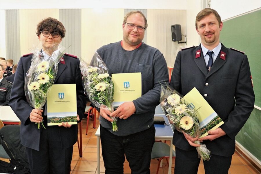 365 Tage in Bereitschaft: Was die Flöhaer Feuerwehr geleistet hat - Thorben Kretzschmar, Andre Otto und Matthias Börner (v. l.) wurden als neue Mitglieder aufgenommen. 