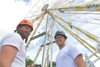 37. Bergstadtfest in Freiberg: 38-Meter-Riesenrad, Rennpiste, Flipper & Co. – was kostet es? - Ein 38 Meter hohes Riesenrad für das 37. Bergstadtfest in Freiberg bauen Patrick und Sohn Hugo Plaenert aus Nordhausen an der Ehernen Schlange auf. Eine Fahrt für den Erwachsenen kostet 6 Euro, ein Kind zahlt 4 Euro. Eine Runde dauert etwa fünf Minuten.