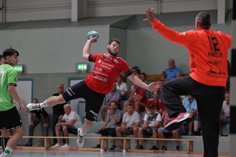 37 Gegentore im ersten Heimspiel: Abwehr des HC Glauchau/Meerane präsentiert sich weiter mit vielen Lücken - Kreisläufer Stefan Staude hat sich viermal in die Torschützenliste eingetragen. Er und seine Kollegen konnten in der zweiten Hälfte das Momentum nicht wieder auf ihre Seite holen.