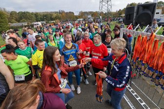 37. Glauchauer Herbstlauf: Warum fast alle mit guter Laune ins Ziel kamen - Stau im Ziel: Da die Teilnehmer des 3,2 Kilometer langen „Freie-Presse“-Firmen-, Vereins- und Familienlaufes zeitgleich mit den 10-Kilometer-Läufern ankamen, war beim Empfang der Finishermedaille etwas Geduld gefragt.