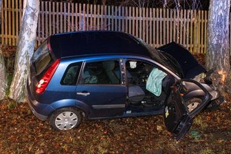 37-Jährige wird bei Unfall in ihrem Fahrzeug eingeklemmt -