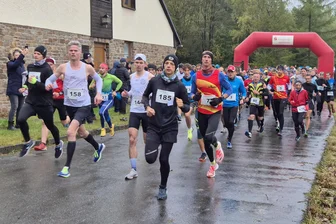 37. Neudorfer Fichtelberglauf: Wer erklimmt Sachsens höchsten Gipfel am schnellsten? - Wer gewinnt diesmal den Run auf den höchsten Berg Sachsens? Heißester Anwärter ist Titelverteidiger Peter Frohnwieser aus Dresden (Start 2024, links im Bild mit Startnummer 158).