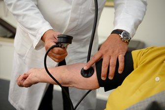 37 unbesetzte Hausarztstellen im Vogtlandkreis: Wie in der Region an der Lösung des Problems gearbeitet wird - Hausärzte sind bei gesundheitlichen Problemen meist erster Anlaufpunkt für Patienten. Allein im Vogtlandkreis fehlen derzeit aber 37 Allgemeinmediziner.