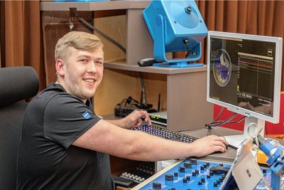 Zeiss-Spezialist Kevin Vonderlind installiert im Planetarium Rodewisch die Fulldome-Software "Uniview". Damit wird die virtuelle Reise zu Planeten, Monden, in Galaxien und zu Satelliten erlebbar.
