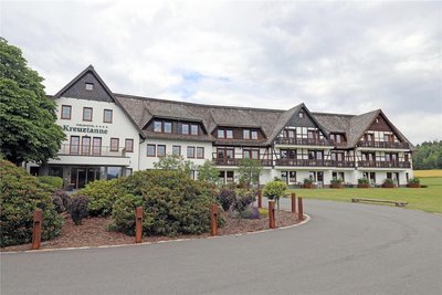 Das Waldhotel Kreuztanne liegt am Rande von Friedebach.