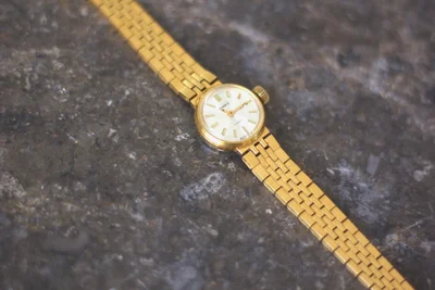 Nur weil etwas glänzt, ist es noch lange nicht wertvoll: Diese Uhr ist lediglich vergoldet, was sich an der Prägung AU5 am Armband erkennen lässt – ein zu geringer Goldanteil, um das Material weiterzuverwerten.