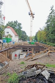 Der Bau des Regenrückhaltebeckens unter der Beethovenstraße währt noch bis August 2023.  