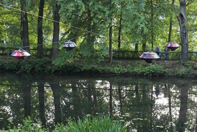 Die Installation „Color Floating“ von Nevin Aladağ im Zwönitzer Austelpark.