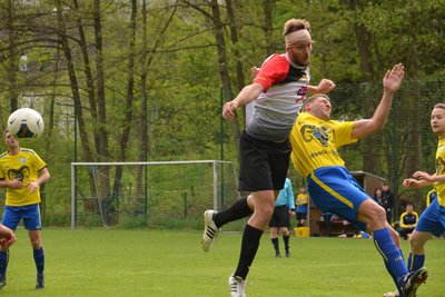 Zeichen eines intensiven Spitzenspiels: BSG-Kapitän Andreas Engert zog sich in der ersten Hälfte eine Platzwunde zu und kickte fortan mit "Turban".