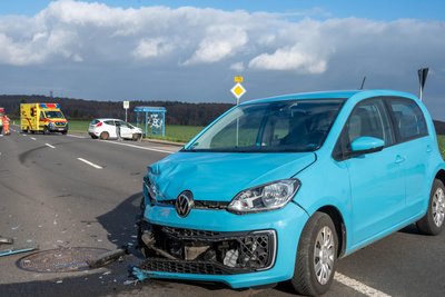 Feuerwehr, Rettungsdienst und Polizei waren bei einem Unfall an der B 175 bei Carsdorf.