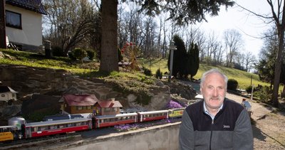Kurz vor Ostern machte Bernd Kießling seine Gartenbahn an der Oelsnitzer Straße in Plauen wieder startklar. Besucher brauchen nur rechts den Schalter zu drücken, dann fahren mitunter vier Züge auf der 30 mal 6 Meter großen Bahn, die durch die private Einfahrt geteilt ist. 