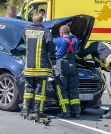 Die Feuerwehr Zwönitz sicherte die Unfallstelle und klemmte bei den Unfallfahrzeugen die Batterien ab. 