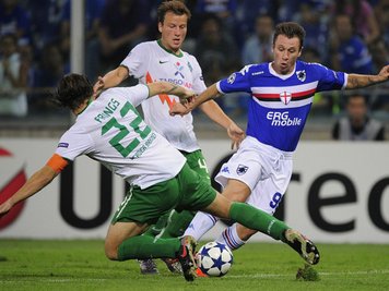 Bremens Torsten Frings (l.) im Zweikampf mit Genuas Antonio Cassano