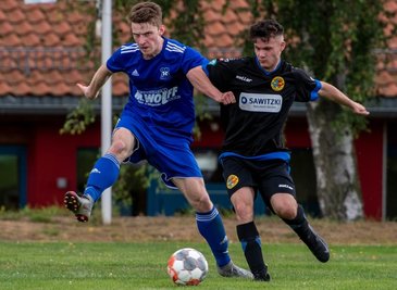 Mittelsachsenligist BSC Motor Rochlitz, hier mit Tim Kühn (l.), hatte am Sonntag seinen letzten Test in Lunzenau mit Henry Schuffert mit 2:1 gewonnen. In die Saison starten die Rochlitzer mit einem Heimspiel. 