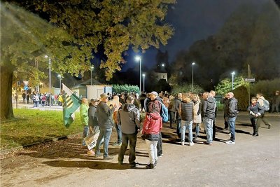 Protestspaziergang gegen die geplante Flüchtlingsunterkunft in Einsiedel. Foto: Harry Härtel