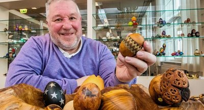 Helmut Meister, der diesmal 600 Schmuck- und Künstlereier aus seiner Sammlung mit nach Gelenau gebracht hat, zeigt ein hölzernes Ei, das er mit Glasperlen verziert hat. 