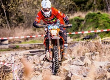 Kenny Riedel vom MC Zwönitz liebt die Herausforderung im Gelände und begibt sich auf seiner KTM nur zu gern über Stock und Stein. 