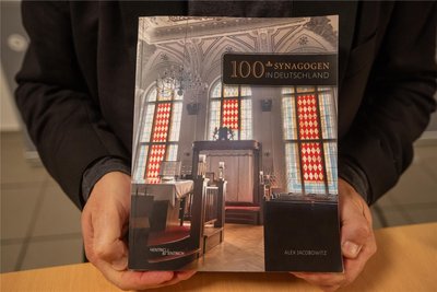 Der jüdische Autor und Musiker Alexander Jacobowitz war mit seinem Buch „100+ Synagogen in Deutschland“ zur Ausstellungseröffnung nach Plauen gekommen. Darin gibt es auch eine Passage zur Plauener Synagoge.