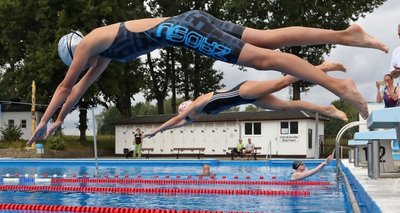 Mitten rein ins Glück: Die Schwimm-Abteilung der SSV Blau-Weiß Gersdorf freute sich am Sonntag über 29 Teilnehmer bei ihrer offenen Vereinsmeisterschaft im Sommerbad. 
