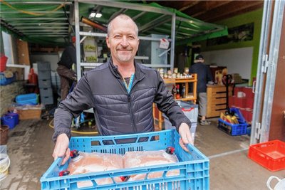 Torsten Weiser aus Annaberg-Buchholz hat schon zum zweiten Mal in dieser Saison Äpfel aus eigener Ernte zur mobilen Mosterei gebracht.
