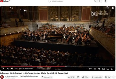 Das 110 Musikerinnen und Musiker starke Sinfonieorchester des Hessischen Rundfunks ist einer der 24 Klangkörper des Öffentlich-rechtlichen Rundfunks. Es trägt neben Livekonzerten und Rundfunkaufnahmen mit den Mitschnitten auf seinem eigenen Youtube-Kanal erheblich zur Vermittlung klassischer Musik bei. Zahlreiche dort archivierte Aufnahmen haben über die Jahre Abrufe im Millionenbereich generiert. 