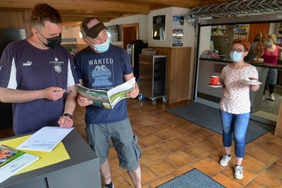 Am Wochenende wurde am Eingang des Waldparks Grünheide das Waldhaus mit Informationszentrum, Cafeteria mit Sonnenterrasse und einem kleinen Innengastrobereich eröffnet. Auch der Tante-Emma-Laden des Waldparks befindet sich jetzt dort. Im Bild schauen sich Peter Merforth, Thomas Gerich und Silke Federau (von links) in dem neu geschaffenen Infopunkt um. Foto: Joachim Thoß