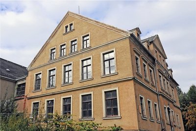 Die ehemalige Schule im Stadtteil Zug wird zum neuen Gerätehaus der Feuerwehr umgestaltet. In einem späteren Bauabschnitt soll dann die Nutzung für Vereine gewährleistet werden.  